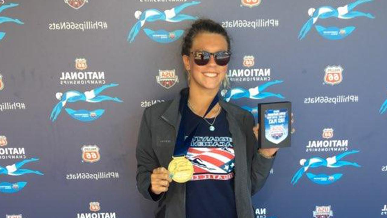 女子游泳:艾玛·阿特金森'20命名为2019-2020年美国.S. 国家青年队